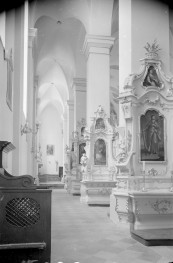 kolegiata - wnętrze: lewa nawa i ołtarze na filarach, skan 1