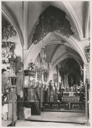 Kościół parafialny - wnętrze, widok z nawy w kierunku prezbiterium, skan 1