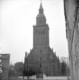 kościół parafialny pw. św. Michała Archanioła - elewacja zachodnia, skan 1