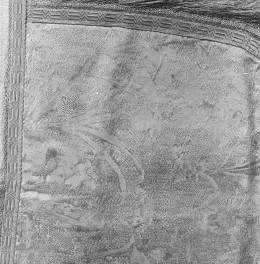 Skarbiec katedralny - kapa z lamy. Włochy, 2 połowa XVII wieku oraz Francja 2 połowa XIX wieku. Fragment raportu, wzór z kaptura., skan 1