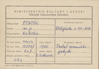 Kolegiata - widok na portal w elewacji zach. - metryczka

, skan 1