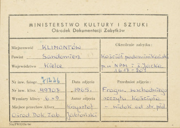 Zespół klasztorny - fragment wsch. szczytu kościoła - widok od strony płd. - metryczka, skan 1