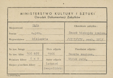 Ruiny zamku - widok na basztę i fragment murów - metryczka, skan 1