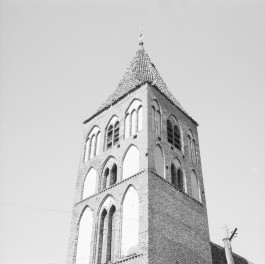 kościół pw. Ducha Świętego - elewacja frontowa - wieża - fragment, skan 1