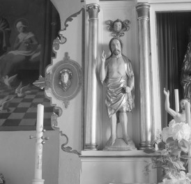 Kościół pw. św. Jakuba - wnętrze: rzeźba Chrystusa Zmartychwstałego z ołtarza głównego, skan 1