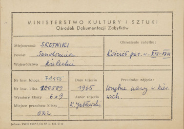 Kościół parafialny - wnętrze, widok nawy w kierunku prezbiterium - metryczka, skan 1