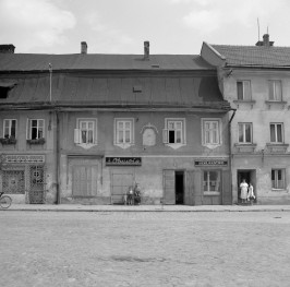 kamienica dawny nr 90 - elewacja frontowa, skan 1