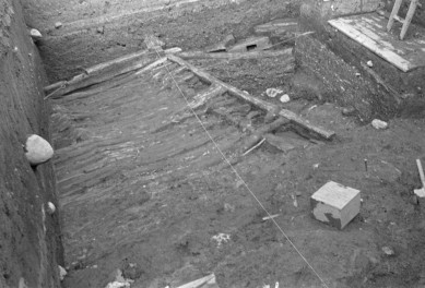 zamek - dziedziniec odkrywka archeologiczna, skan 1