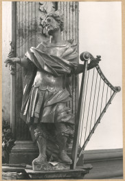 Kościół parafialny - wnętrze, widok figury z ołtarza bocznego - Król Dawid, skan 1