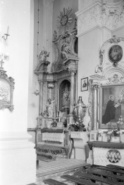 Kościół parafialny pw. św. Stanisława Biskupa - wnętrze: ołtarz boczny, skan 1