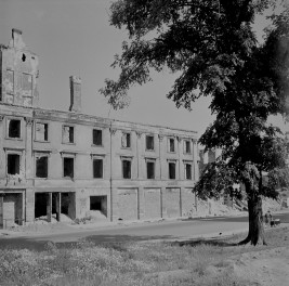 Zniszczona kamienica na rogu ul. Senatorskiej i Miodowej. Elewacja., skan 1