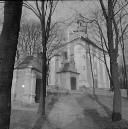 kościół Ukrzyżowania, po 1661 - widok od południowego-zachodu, skan 1