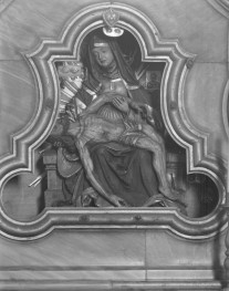 kościół, ob. parafialny pw. Wniebowzięcia Najświętszej Marii Panny - wnętrze: Pieta w bocznym ołtarzu lewym, skan 1