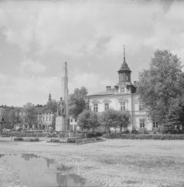rynek miejski - fragment zabudowy z ratuszem miejskim i pomnikiem Władysława Orkana - widok od południowego - wschodu, skan 1