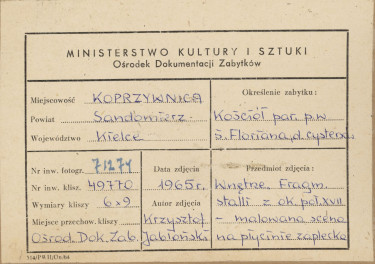 Zespół klasztorny - kościół, wnętrze, fragment stalli - malowana scena na płycinie zaplecka  - metryczka, skan 1