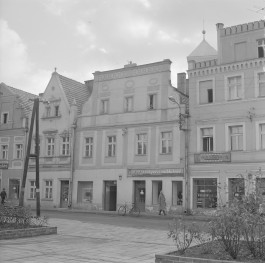 Pierzeja. Kamienica. Elewacja frontowa. klasycyzm i barok. Attyka na szczycie kamienicy., skan 1