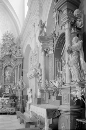 kościół pw. św. Józefa Oblubieńca Najświętszej Maryi Panny - wnętrze - nawa główna - strona południowa z ołtarzami, skan 1