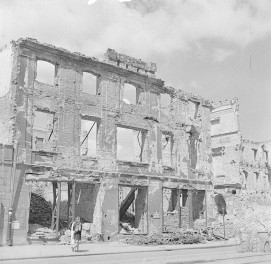 Zniszczona kamienica. Zniszczona elewacja kamienicy. Szkielet elewacji frontowej., skan 1