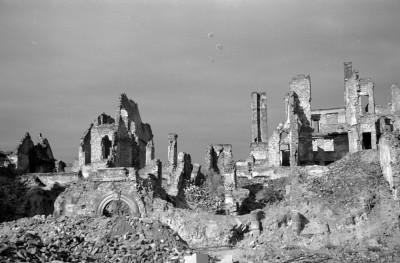 Zgliszcza i ruiny. Pierzeja wschodnie tzw. strona Franciszka Barssa. Przyziemie., skan 1