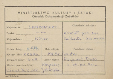 Kościół parafialny pw. św. Pawła - wnętrze, widok na snycerską dekorację boku ławki - metryczka, skan 1