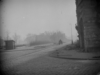 Ulica. Widok od pl. Bankowego. Po prawej fragment kamienicy z boniowaniem.  , skan 1