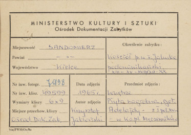 Zespół klasztorny Dominikanów - kościół, wnętrze, widok na płytę nagrobną Adelajdy w kaplicy Męczenników - metryczka, skan 1