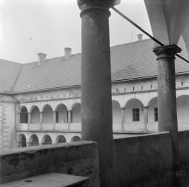 zamek Królewski - dziedziniec - krużganki, skan 1