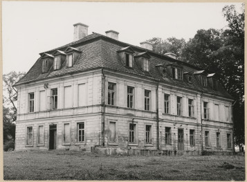 Zespół pałacowo - parkowy , pałac, widok elewacji bocznej i tylnej

, skan 1