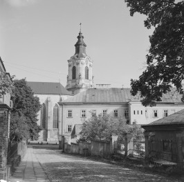 widok na ulicę i pałac biskupa Kierskiego (przy ul. Katedralna 5), dzwonnica - elewacja południowa, skan 1