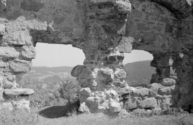 Ruiny zamku - fragment murów od strony pn., skan 1