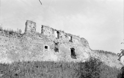 wikarówka - widok ruin oraz mury obronne, skan 1