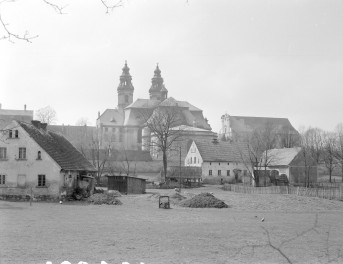 klasztor Benedyktynek - kościół pw. Wniebowzięcia Najświętszej Maryi Panny - elewacja wschodnia oraz kościół pw. św. Józefe, skan 1