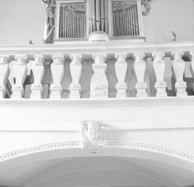 Kościół pw. Trójcy Świętej - wnętrze: chór muzyczny z prospektem organowym oraz sklepienie krzyżowe, skan 1