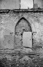 Zamek - fragment. Krużganek z zamurowaną arkadą., skan 1
