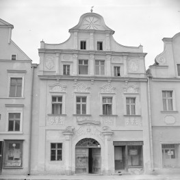 Zabudowa miejska na rynku. Pierzeja. Elewacja kamienicy., skan 1
