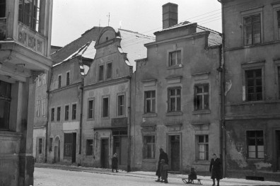 kamienice - elewacje frontowe, dawna ulica Świerczewskiego, skan 1