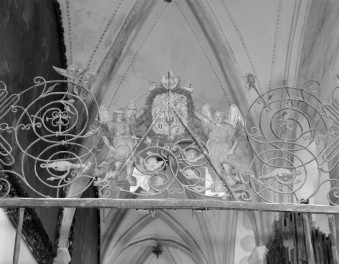 kościół parafialny pw. Wniebowzięcia NMP i Jana Chrzciciela - wnętrze: krata w nawie, skan 1