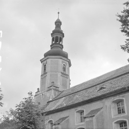 Kościół św. Jana Nepomucena - wieża. Dach łamany., skan 1