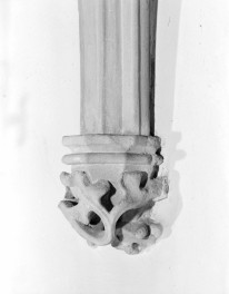 Stary Ratusz - wnętrze: wspornik z 2 połowy XV wieku. "Motyw Roślinny"., skan 1