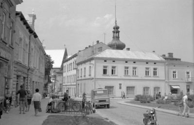 Pierzeja rynkunaroże. Kamienice oraz widoczna kopuła Wieży Farnej., skan 1