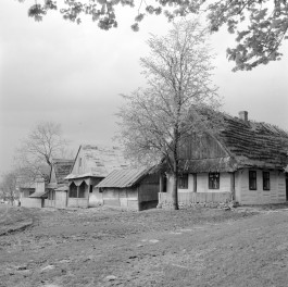 domy z podcieniami oraz ulica, skan 1