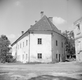 oficyna (lewa) w zespole pałacowo-parkowym  - elewacja szczytowa, skan 1