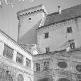 zamek - fragment elewacji, dziedziniec wewnętrzny narożnik południowo-zachodni, skan 1