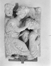 sanktuarium św. Jadwigi Śląskiej - lapidarium, fragment rzeźbienia, skan 1