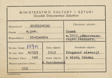 Zamek -  widok od strony zach. na wieżę bramną i fragment elewacji w trakcie remontu - metryczka, skan 1