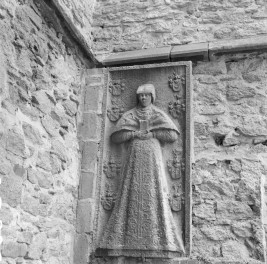 kościół pod wezwaniem św. św. Apostołów Piotra i Pawła - elewacja: nagrobek kobiety, skan 1