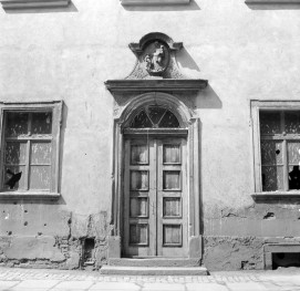 klasztor przy kościele św. Anny - elewacja frontowa, portal, skan 1