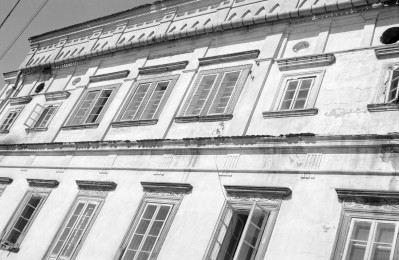 Zespół zamkowo - pałacowy: elewacja pałacu w typie "palazzo in fortezza". , skan 1
