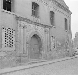 zbór ewangelicki /ob. centrum kulturalne/ - elewacja frontowa - portal, skan 1