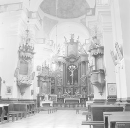 Kościół św. Józefa Oblubieńca i św. Antoniego z Padwy - prezbiterium z ołtarzem głównym. Wysokie filary. Centralnie umieszczony krucyfiks w otoczeniu figur świętych. Po prawej stronie ambona z baldachimem. Po lewej stronie tablica erekcyjna., skan 1